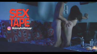 తన ప్రియుడితో అందమైన పాఠశాల విద్యార్థిని