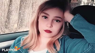 సెక్సీ బేబ్ డిస్కౌంట్ కార్డ్ని ఆనందంగా పీల్చుకుంటుంది